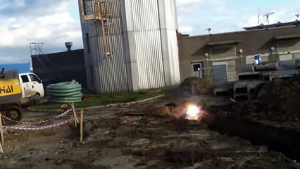 Рабочие повредили высоковольтный провод во время замены трубопровода