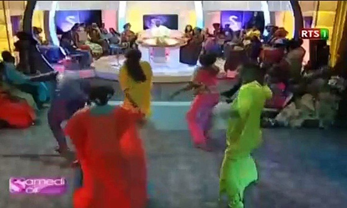 la nouvelle danse de OUMOU SOW BABY FOOT