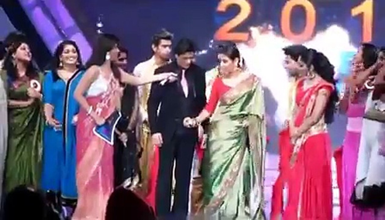 SHAHRUKH KHAN DANCES WITH VIDYA BALAN IN DUBAI LIVE PERFORMANCE