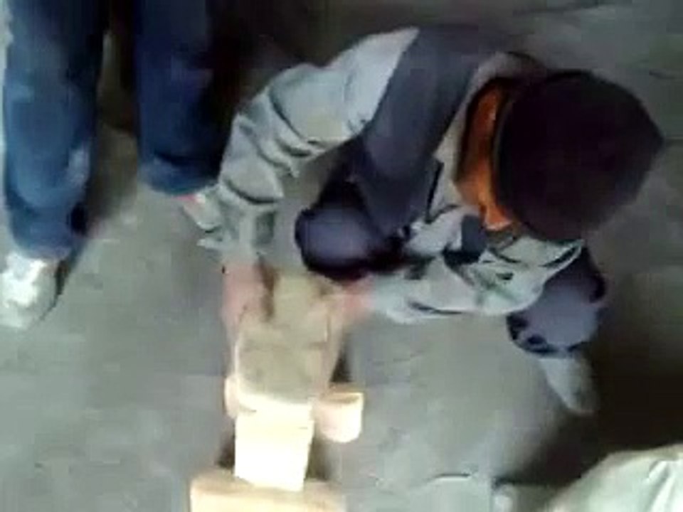 вот как надо бить кирпича
