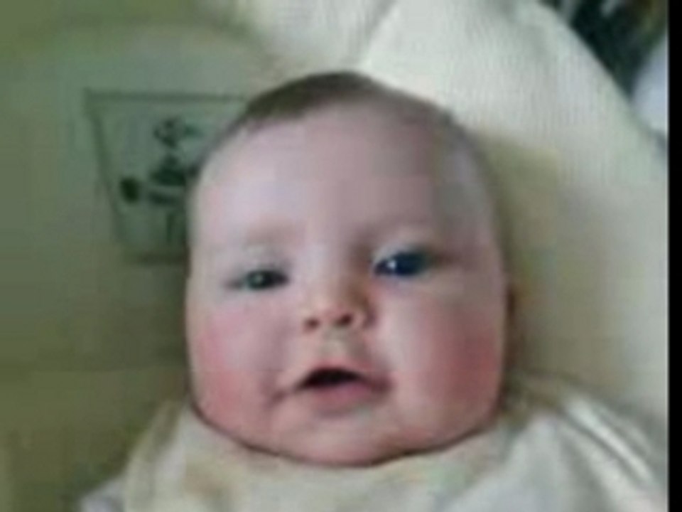 Manon grogne et fait semblant de tousser