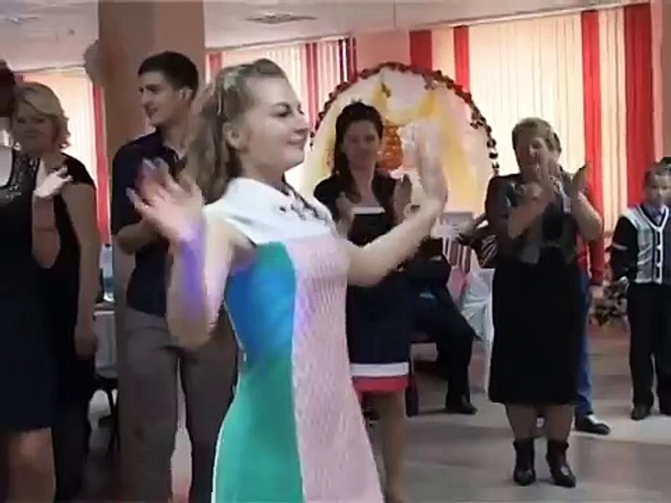 Красивая блондинка отжигает на свадьбе! Смотреть всем!