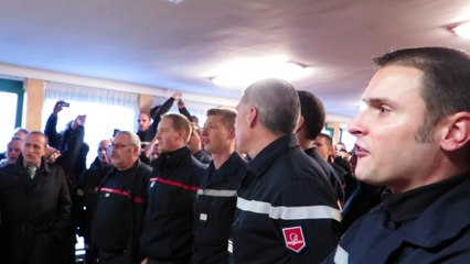 Les pompiers massés à la mairie d'Hautmont entonnent La Marseillaise