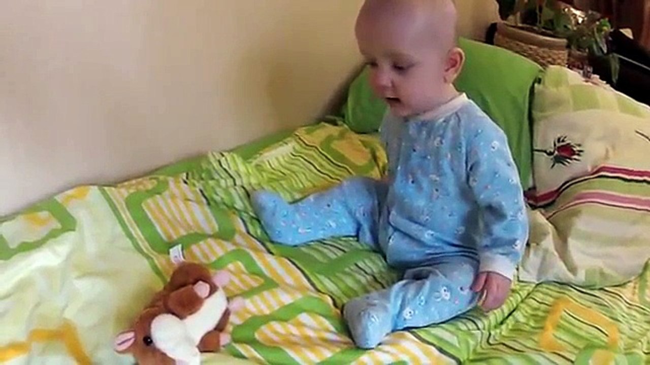 El bebé y hablando hámster. Diálogo hámster divertido del bebé