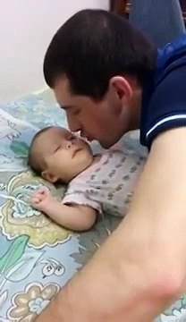 Папа убаюкивает ребенка) СУПЕР