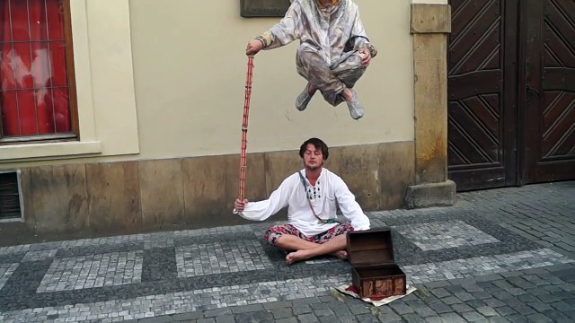 КАК они это делают! Прага уличный атракцион