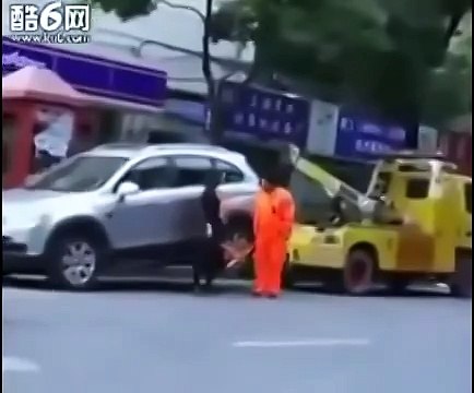 `ДЕВУШКА ПОКАЗАЛА ЭВАКУАТОРЩИКУ КТО КРУЧЕ!`