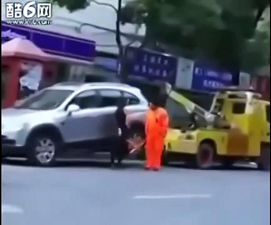`ДЕВУШКА ПОКАЗАЛА ЭВАКУАТОРЩИКУ КТО КРУЧЕ!`