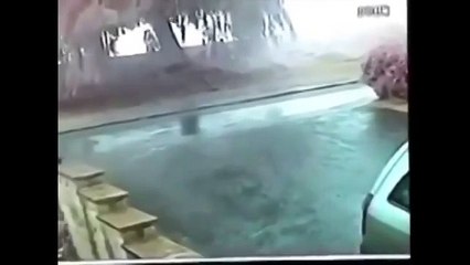 Удар молнии! Повезло мужчине 3 секунды спасли жизнь