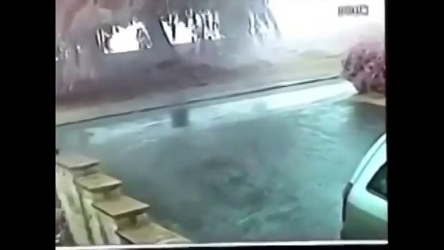 Удар молнии! Повезло мужчине 3 секунды спасли жизнь