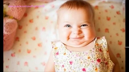 Kleine Kinder, die Spaß haben. Lustige Kinder unterhalten
