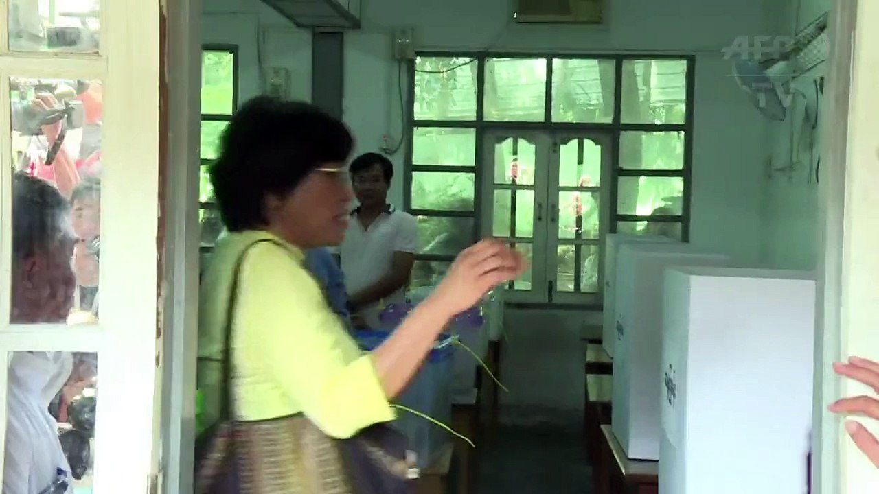 Opposition leader Suu Kyi votes in Myanmar polls