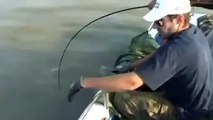 Acemi Balıkçıdan Dev Kedi Balığı Avı - Komik videolar - Funny videos
