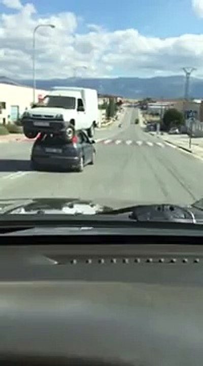 Il transporte un utilitaire sur le toit de sa voiture