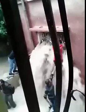 Спасение людей из затопленной квартиры, жуткое наводнение