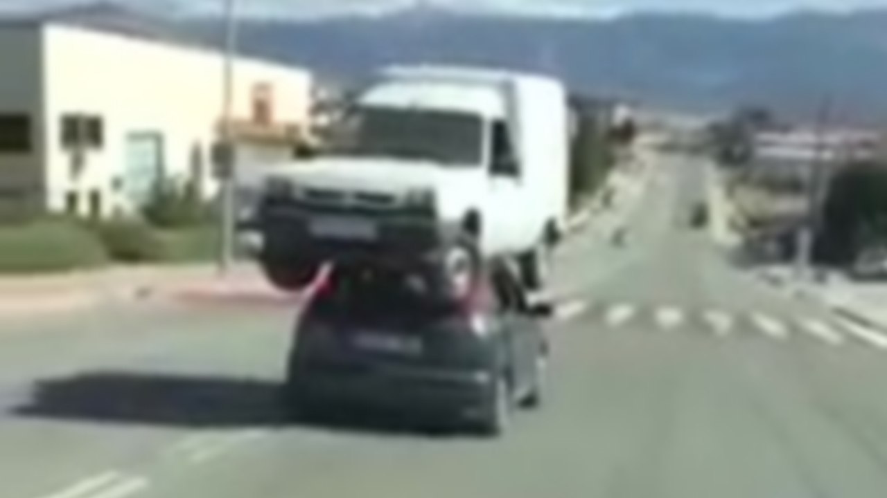 Quand la dépanneuse ne vient pas, pourquoi ne pas transporter la voiture sur le toit