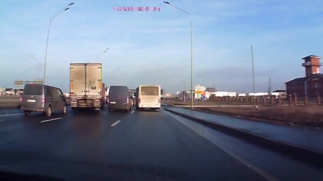 Un camion évite un accident grave en se faufilant entre deux véhicules