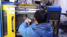 maquina de injeção precisa em produção de capas plásticas de celular