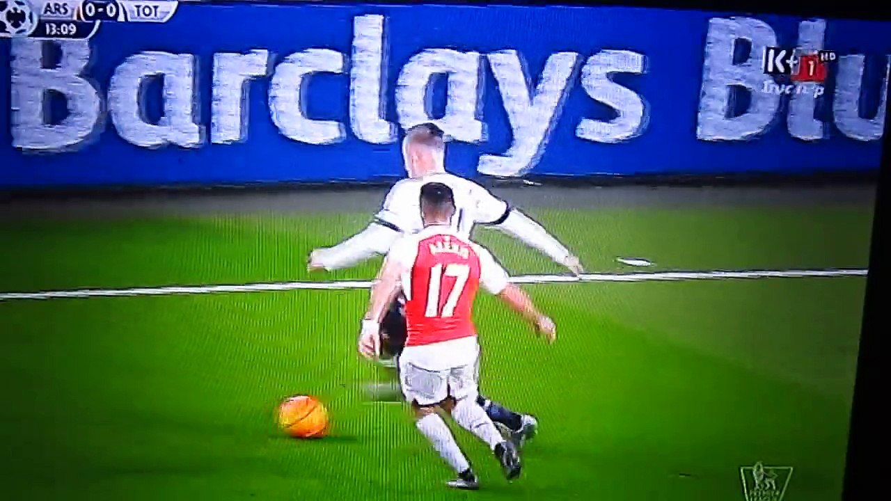 Tottenham defender (footballolala.com)