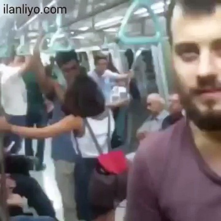Metroda Overlokçu Anonsu Geçen Genç
