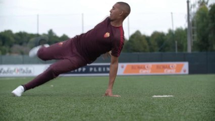 12e j. - Les joueurs de la Roma en pas de danse