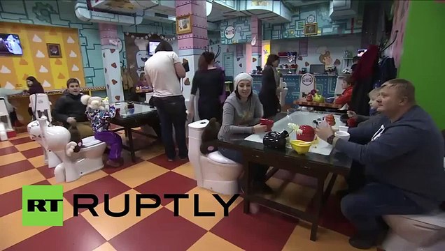 В Москве открыли туалет в котором кормят из горшков и унитазов.