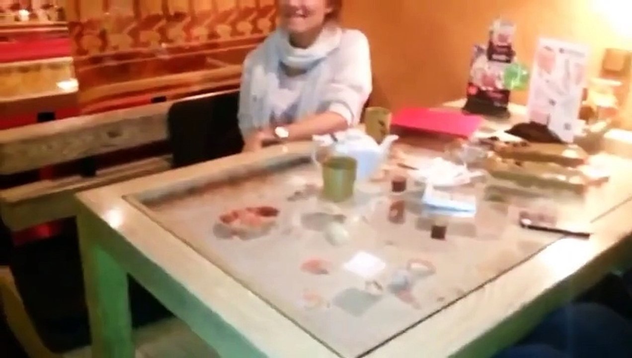 Девушка в шоке от фокуса с тараканом. Готовьтесь посмеяться от души!