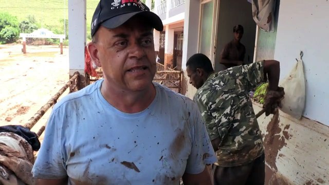 Tragédia em Minas: moradores removem a lama de casa