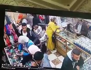 كاميرا مراقبة ترصد سرقة إحترافية بمدينة سطات لي كيعلق على الفيديو مفروح ههههه