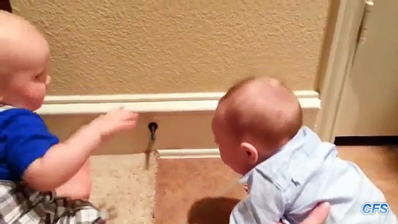 Limiteur pour les enfants. Enfants jouant avec un bouchon de porte