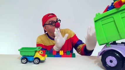 Çocuklar için eğlenceli film - Palyaço Dima yapı taşlarıyla oynuyor