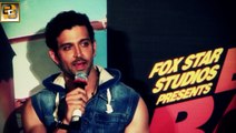 Hrithik Roshan comments on Shahrukh Khans 8 PACK ABS in Happy New Year