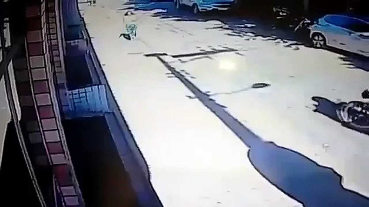 [RAW] Thief Attempts To Rob Woman On Street But Fails | Woman Fights Back Against Phone Sn