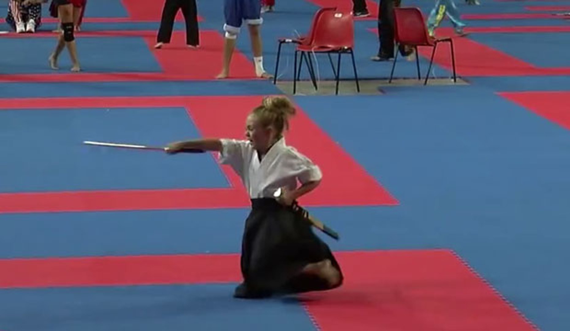 ⁣Démonstration de katana d'une fillette de 8 ans