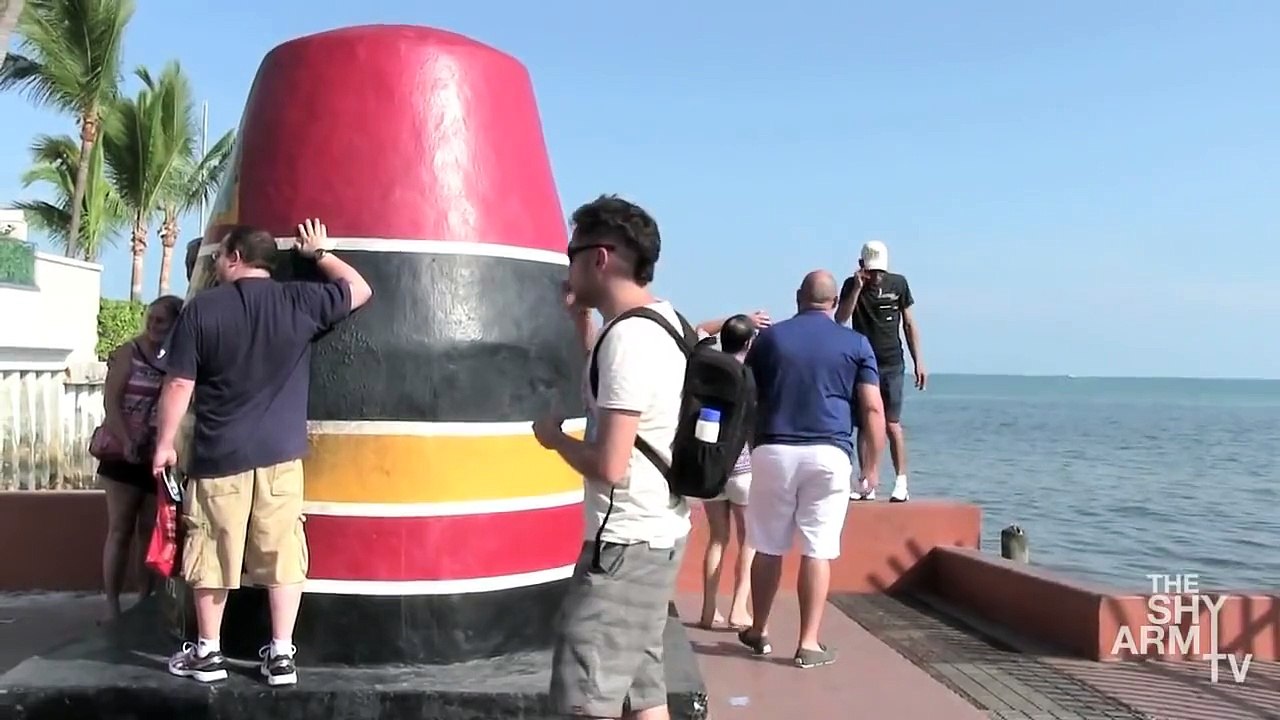 Kissing Prank Shy Guy Picking Up Hot Girls !