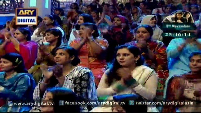 Zhalay Sarhadi sings a song in Dilpazeer Show