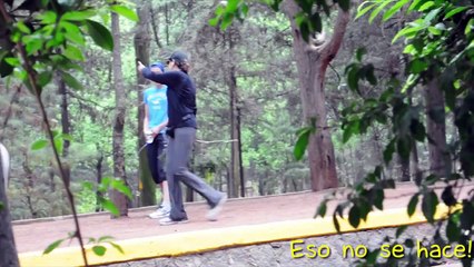 Orinando en Público | Bromas en la calle | Bromas 2014 | SKabeche