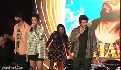 Alia Bhatt Says Dekho Vo Heela Raha Hai - Funny Double Meaning