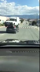 Une voiture transporte une autre voiture... sur son toit.