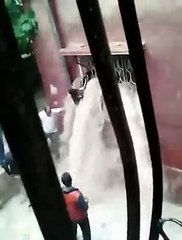 Des voisins courageux sauvent une Famille risquant de se Noyer dans sa propre maison