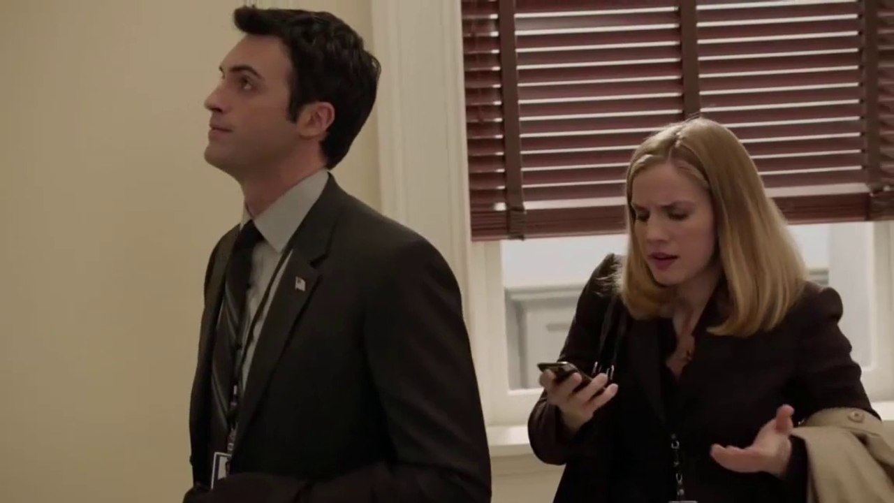 Dan x Amy in 2x02, Signals, Deleted Scenes