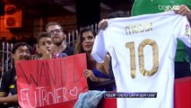 Un supporter du Real Madrid célèbre un but avec un maillot floqué Messi