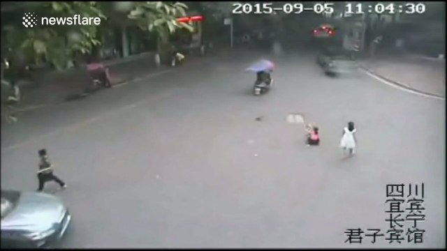 Bystanders lift up SUV to save two children after crash