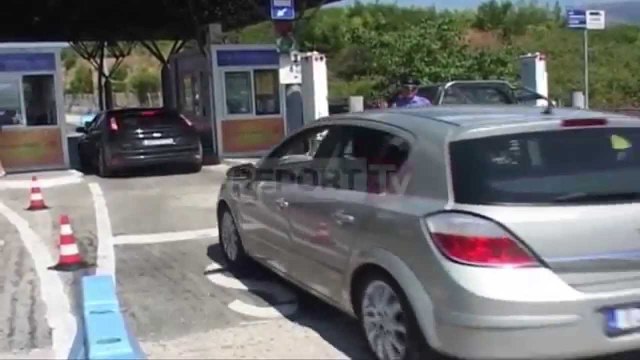 Report TV - Shqiptarët nuk lejohen të Kalojnë në kakavijë, 5 mijë euro garanci
