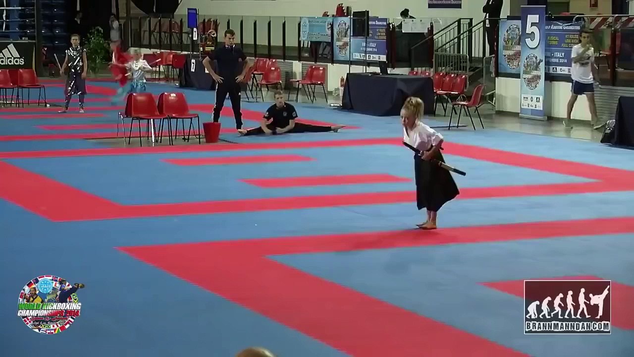 Une fillette de 8 ans fait une démonstration de katana