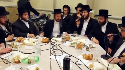 Une chorale chante à une Bar Mitzvah