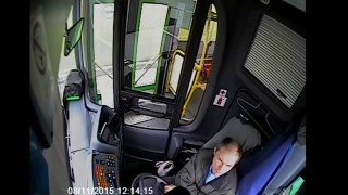 Водитель автобуса уснул и влетел в столб - ДТП в Москве 09.11.2015