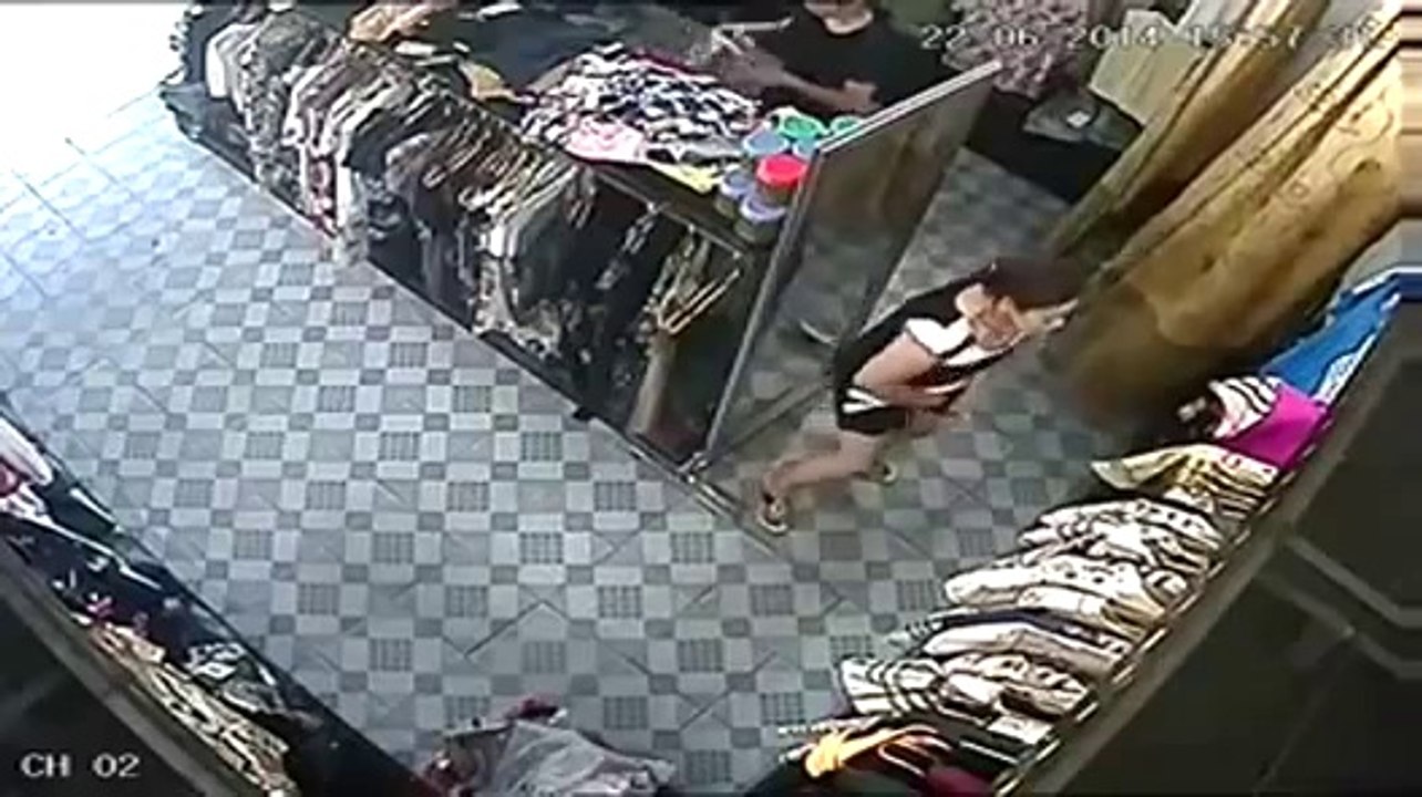 Clip nữ quái trộm đồ rồi nhét vào vùng kín gợi cảm