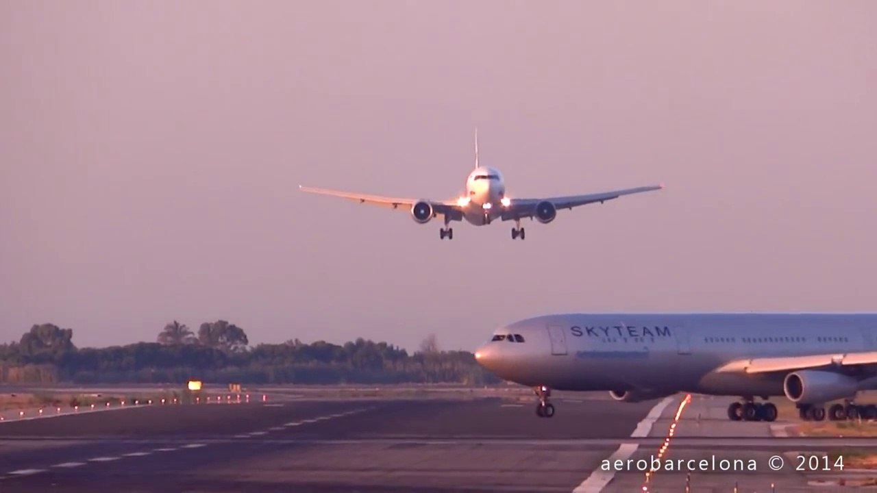 2 airplanes about to crash : one is landing and the other trying to take off in Barcelona!