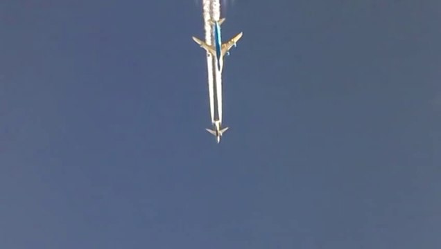 Airplane race : Boeing 747 overtaking a Boeing 737 over Bagdad